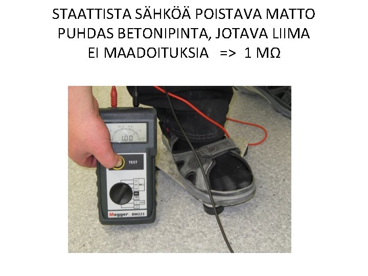 STAATTISTA SÄHKÖÄ POISTAVA MATTO PUHDAS BETONIPINTA, JOTAVA LIIMA EI MAADOITUKSIA => 1 MΩ 