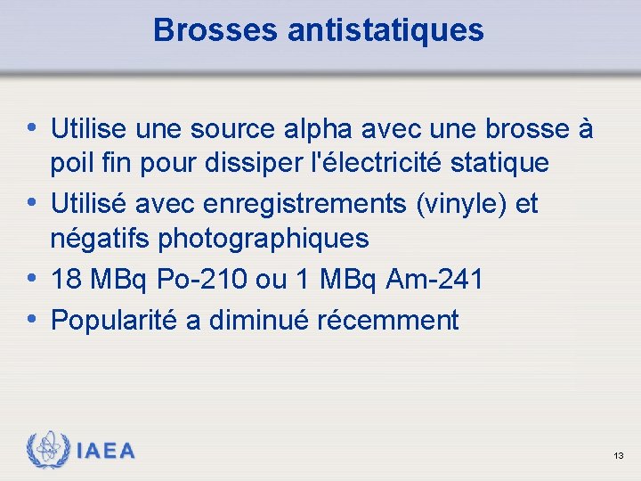 Brosses antistatiques • Utilise une source alpha avec une brosse à poil fin pour