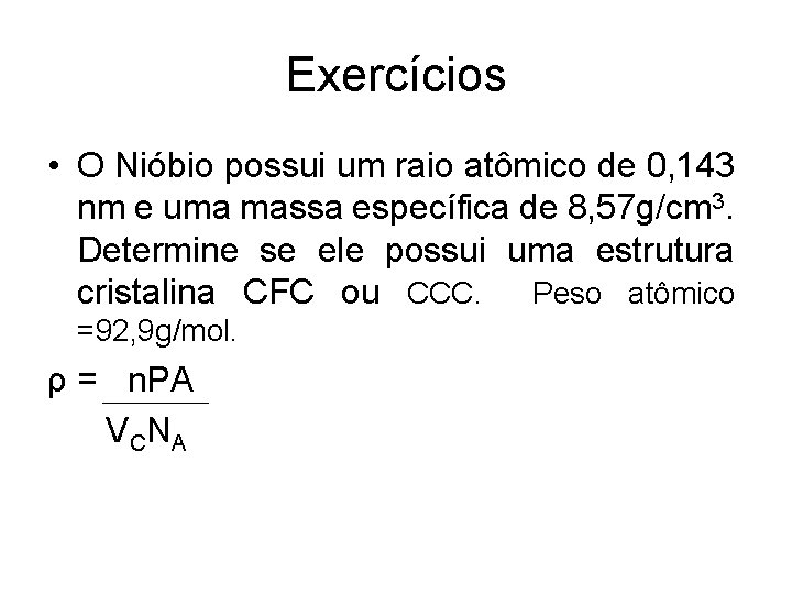 Exercícios • O Nióbio possui um raio atômico de 0, 143 nm e uma