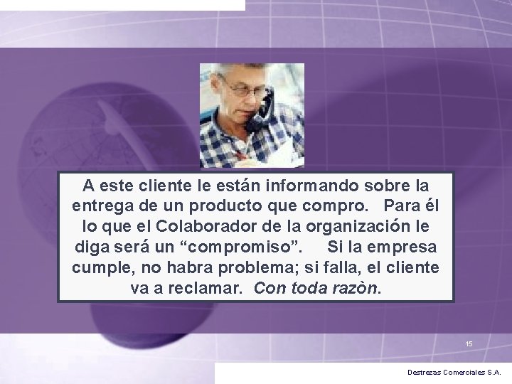 A este cliente le están informando sobre la entrega de un producto que compro. A este cliente le están informando sobre la entrega de un producto que compro.
