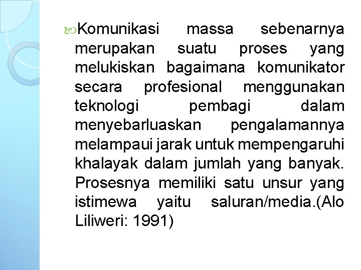  Komunikasi massa sebenarnya merupakan suatu proses yang melukiskan bagaimana komunikator secara profesional menggunakan