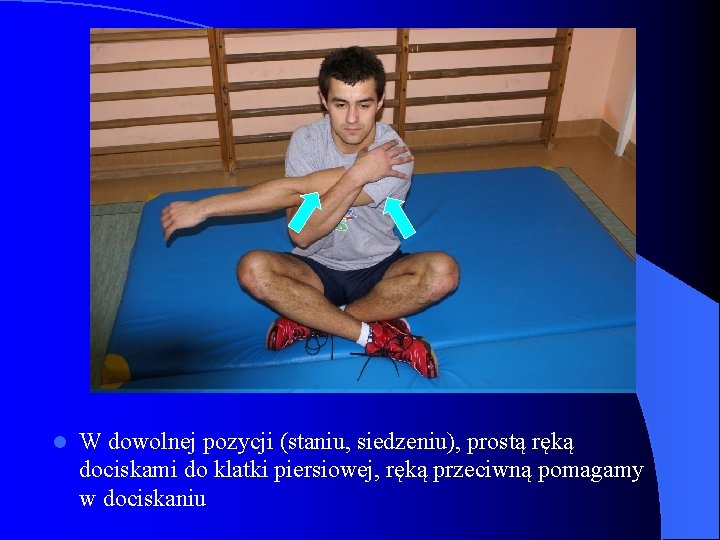 l W dowolnej pozycji (staniu, siedzeniu), prostą ręką dociskami do klatki piersiowej, ręką przeciwną