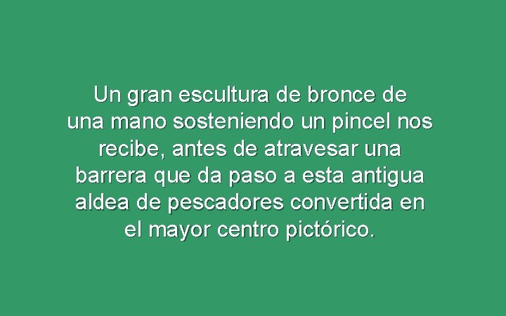 Un gran escultura de bronce de una mano sosteniendo un pincel nos recibe, antes