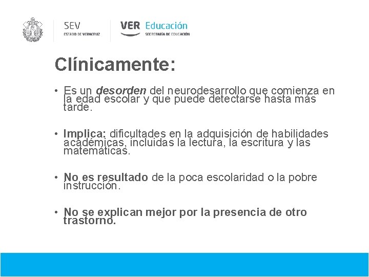 Clínicamente: • Es un desorden del neurodesarrollo que comienza en la edad escolar y