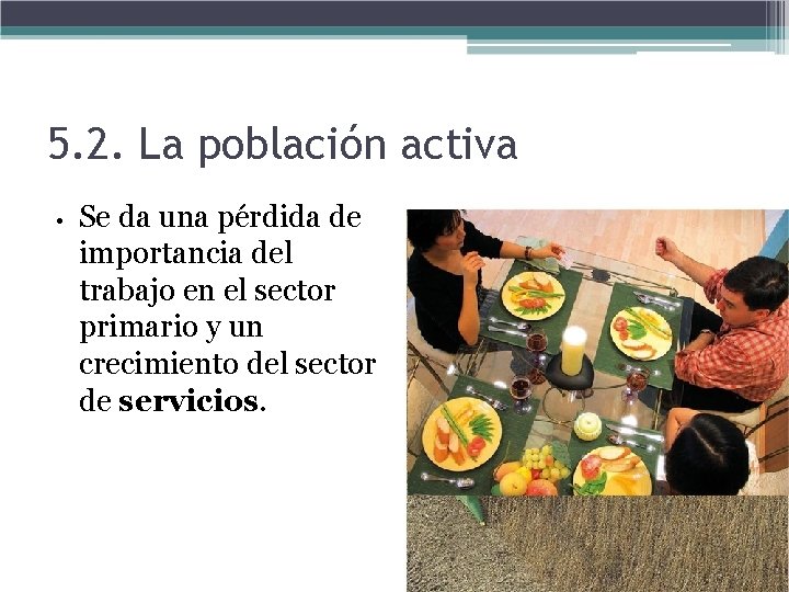 5. 2. La población activa • Se da una pérdida de importancia del trabajo
