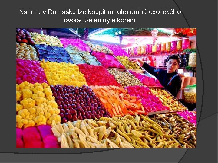 Na trhu v Damašku lze koupit mnoho druhů exotického ovoce, zeleniny a koření 