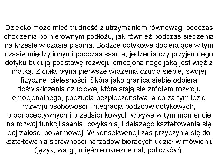 Dziecko może mieć trudność z utrzymaniem równowagi podczas chodzenia po nierównym podłożu, jak również