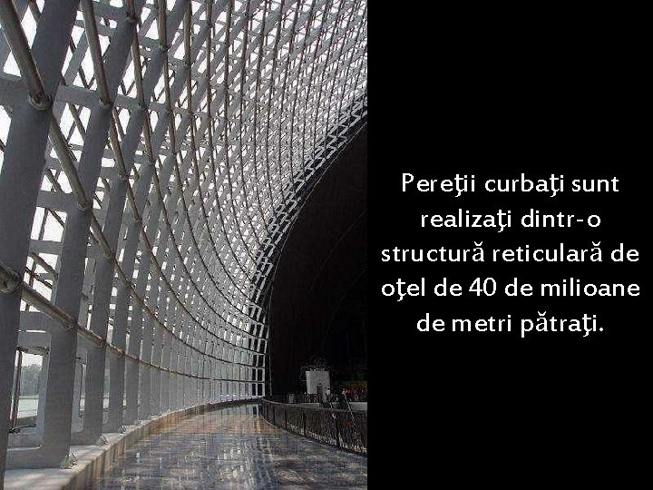 Pereţii curbaţi sunt realizaţi dintr-o structură reticulară de oţel de 40 de milioane de