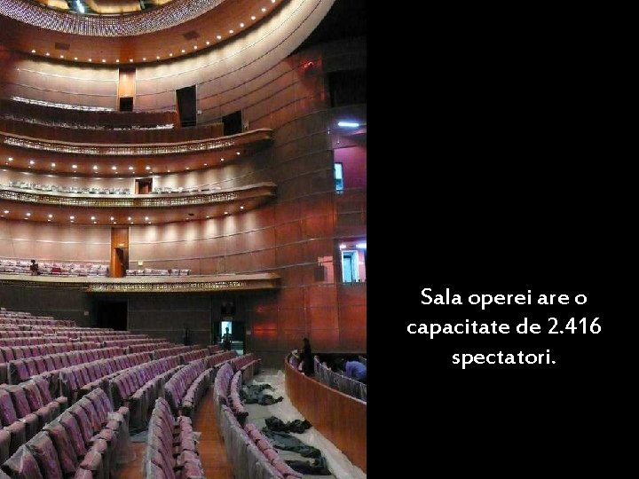 Sala operei are o capacitate de 2. 416 spectatori. 