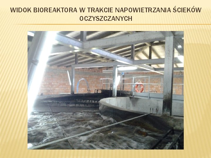 WIDOK BIOREAKTORA W TRAKCIE NAPOWIETRZANIA ŚCIEKÓW OCZYSZCZANYCH 