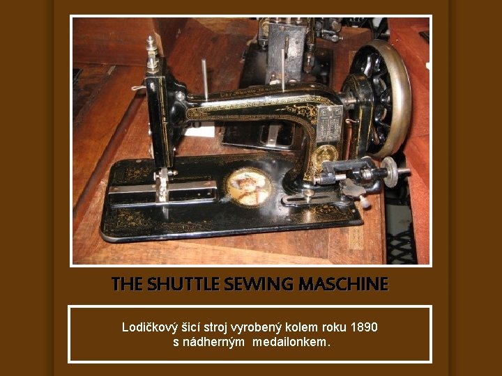 THE SHUTTLE SEWING MASCHINE Lodičkový šicí stroj vyrobený kolem roku 1890 s nádherným medailonkem.