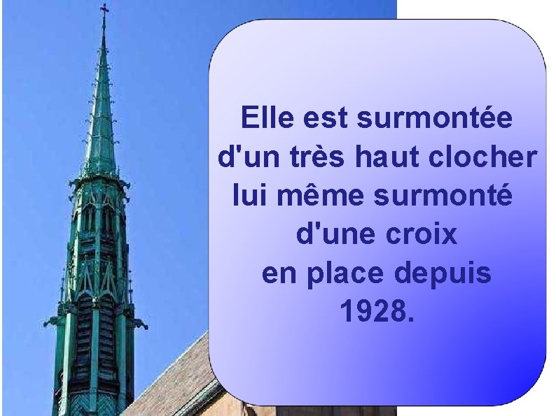 Elle est surmontée d'un très haut clocher lui même surmonté d'une croix en place