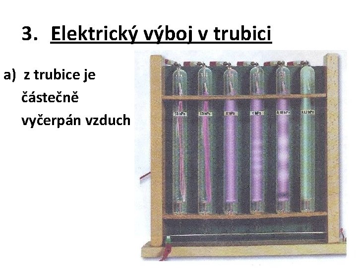 3. Elektrický výboj v trubici a) z trubice je částečně vyčerpán vzduch 
