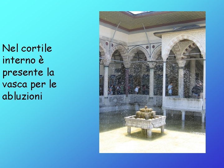Nel cortile interno è presente la vasca per le abluzioni 