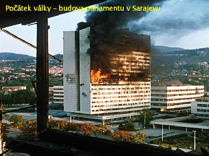 Počátek války – budova parlamentu v Sarajevu 