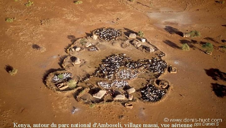 Kenya, autour du parc national d'Amboseli, village masai, vue aérienne pps Daniel. S 