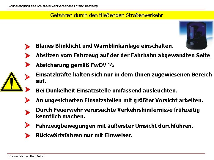 Grundlehrgang des Kreisfeuerwehrverbandes Fritzlar-Homberg Gefahren durch den fließenden Straßenverkehr Blaues Blinklicht und Warnblinkanlage einschalten.