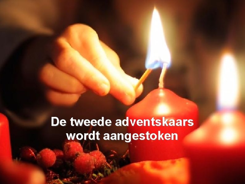 De tweede adventskaars wordt aangestoken 