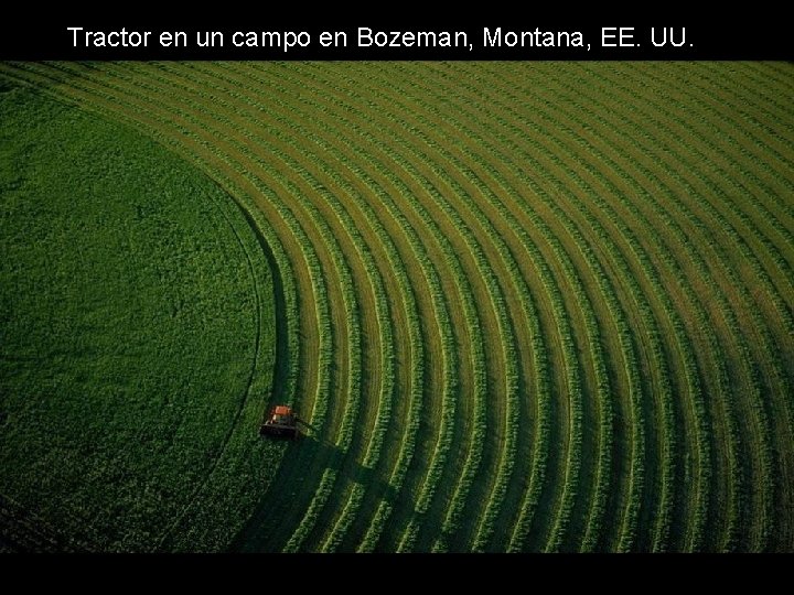 Tractor en un campo en Bozeman, Montana, EE. UU. Tractor en un campo en Bozeman, Montana, EE. UU.