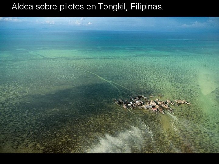 Aldea sobre pilotes en Tongkil, Filipinas. Aldea sobre pilotes en Tongkil, Filipinas.