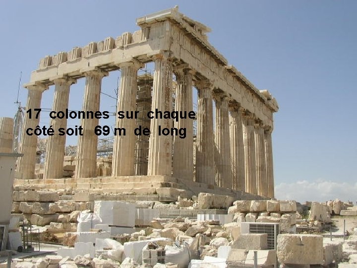 17 colonnes sur chaque côté soit 69 m de long 