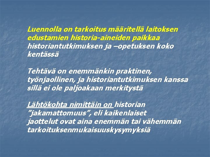 Luennolla on tarkoitus määritellä laitoksen edustamien historia-aineiden paikkaa historiantutkimuksen ja –opetuksen koko kentässä Tehtävä