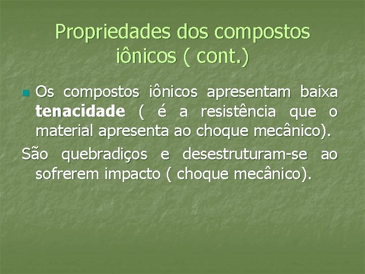 Propriedades dos compostos iônicos ( cont. ) Os compostos iônicos apresentam baixa tenacidade (