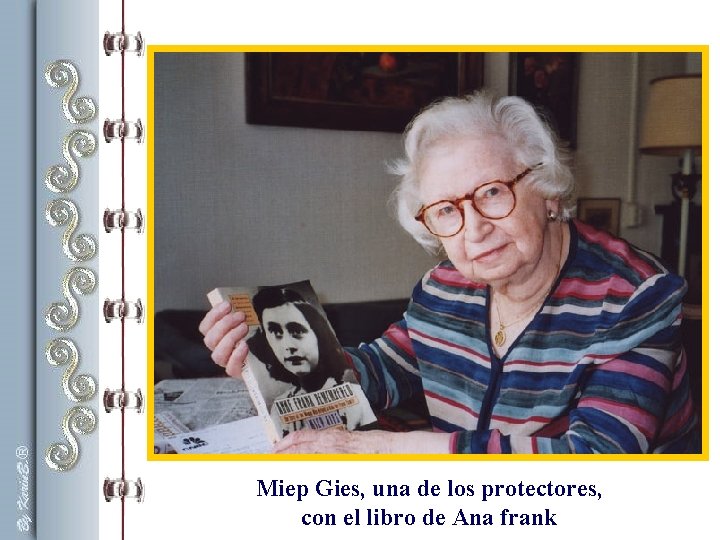 Miep Gies, una de los protectores, con el libro de Ana frank Miep Gies, una de los protectores, con el libro de Ana frank
