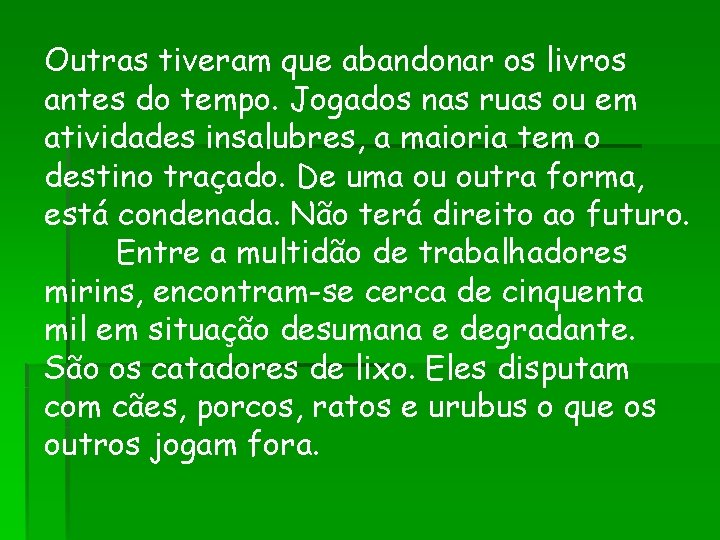 Outras tiveram que abandonar os livros antes do tempo. Jogados nas ruas ou em Outras tiveram que abandonar os livros antes do tempo. Jogados nas ruas ou em