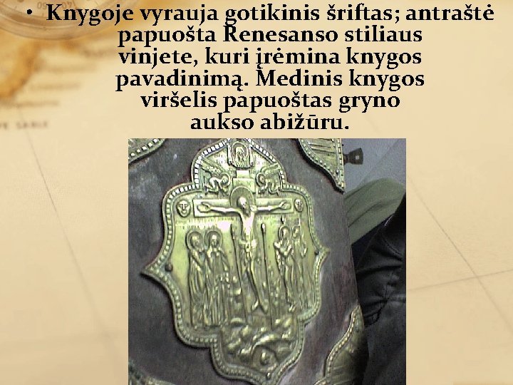  • Knygoje vyrauja gotikinis šriftas; antraštė papuošta Renesanso stiliaus vinjete, kuri įrėmina knygos