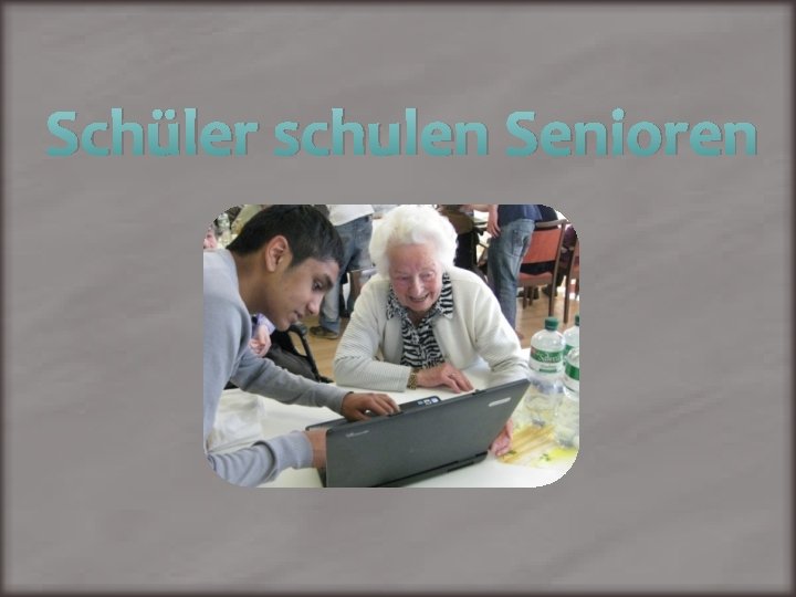 Schüler schulen Senioren 