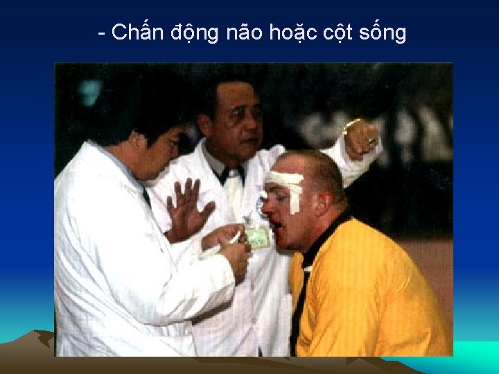 - Chấn động não hoặc cột sống 