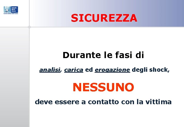 SICUREZZA Durante le fasi di analisi, carica ed erogazione degli shock, NESSUNO deve essere