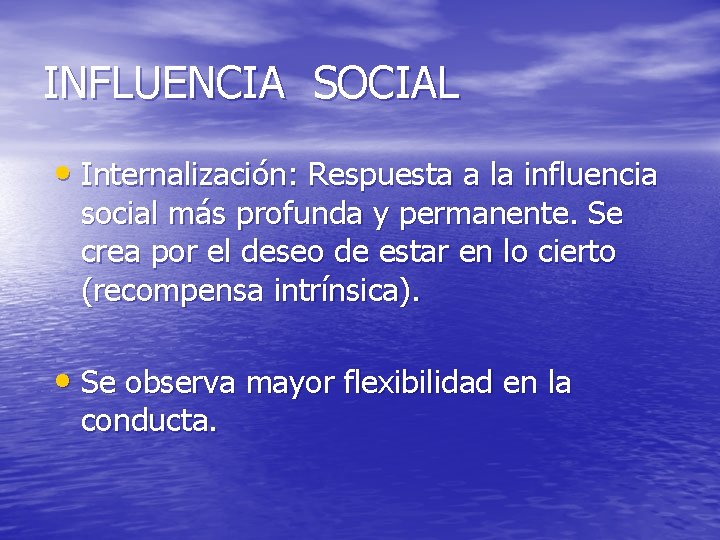 INFLUENCIA SOCIAL • Internalización: Respuesta a la influencia social más profunda y permanente. Se