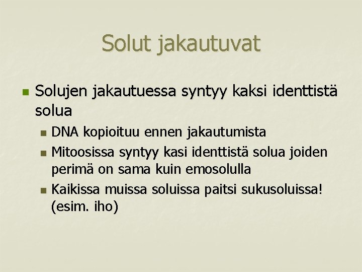 Solut jakautuvat n Solujen jakautuessa syntyy kaksi identtistä solua DNA kopioituu ennen jakautumista n