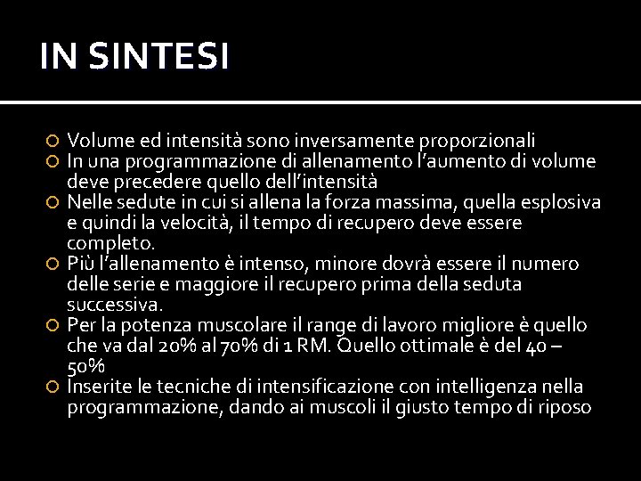 IN SINTESI Volume ed intensità sono inversamente proporzionali In una programmazione di allenamento l’aumento IN SINTESI Volume ed intensità sono inversamente proporzionali In una programmazione di allenamento l’aumento