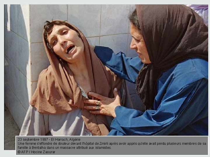 23 septembre 1997 - El Harrach, Algérie Une femme s'effondre de douleur devant l'hôpital