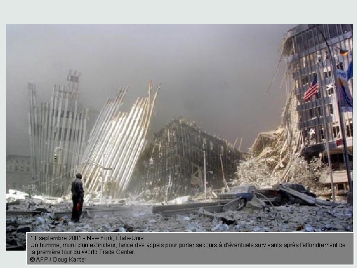 11 septembre 2001 - New York, États-Unis Un homme, muni d'un extincteur, lance des
