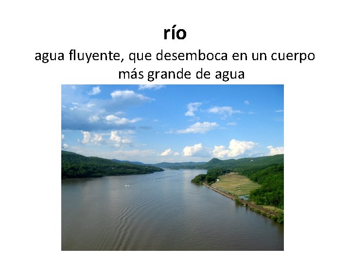 río agua fluyente, que desemboca en un cuerpo más grande de agua 