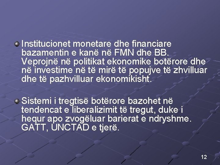 Institucionet monetare dhe financiare bazamentin e kanë në FMN dhe BB. Veprojnë në politikat