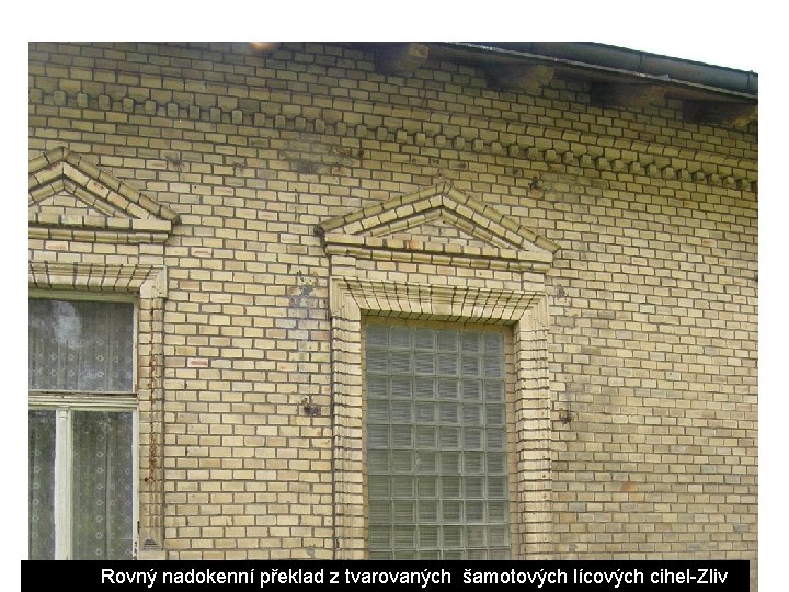  Rovný nadokenní překlad z tvarovaných šamotových lícových cihel-Zliv 