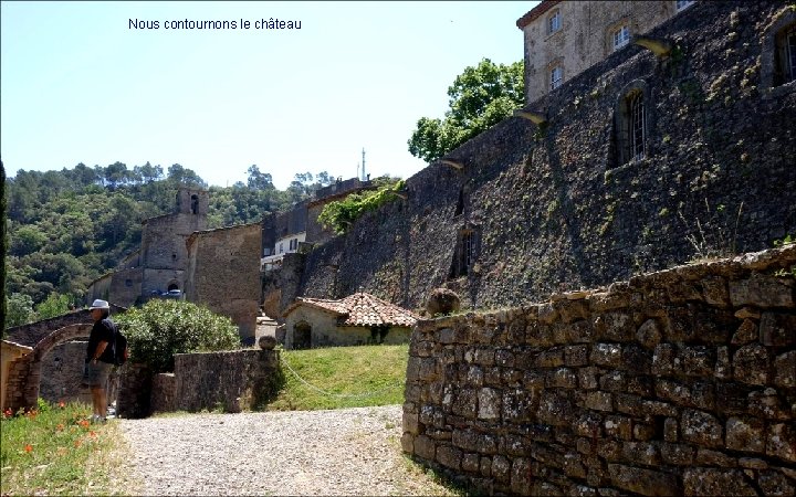 Nous contournons le château 