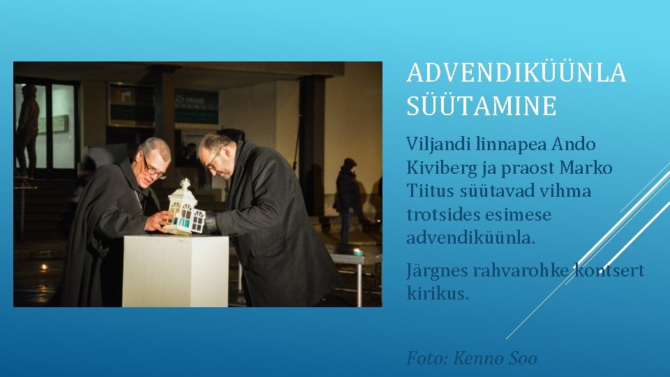 ADVENDIKÜÜNLA SÜÜTAMINE Viljandi linnapea Ando Kiviberg ja praost Marko Tiitus süütavad vihma trotsides esimese