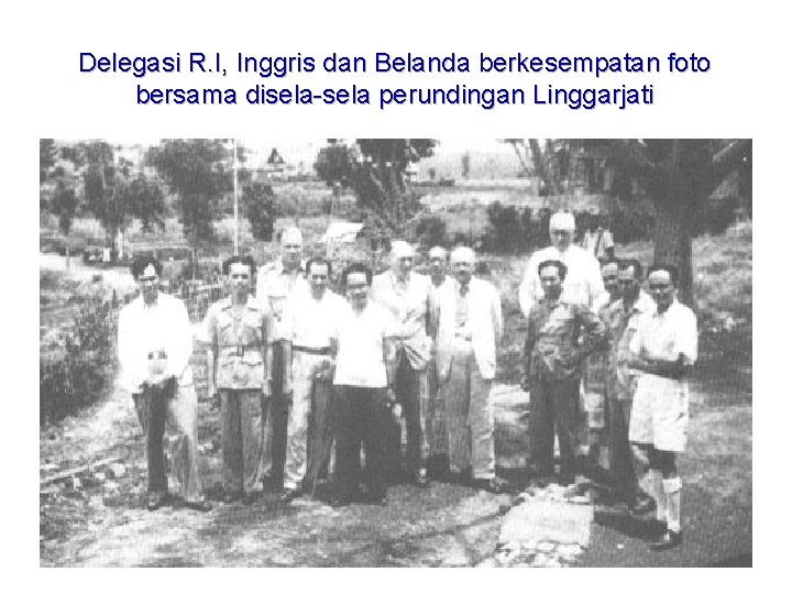 Delegasi R. I, Inggris dan Belanda berkesempatan foto bersama disela-sela perundingan Linggarjati 