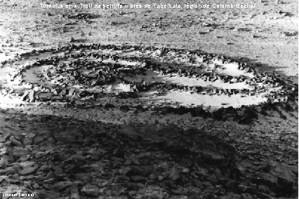 Tumulus en « Trou de serrure » près de Tabelbala, région de Colomb-Béchar (Marcel