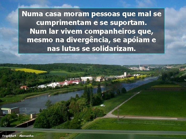 Numa casa moram pessoas que mal se cumprimentam e se suportam. Num lar vivem