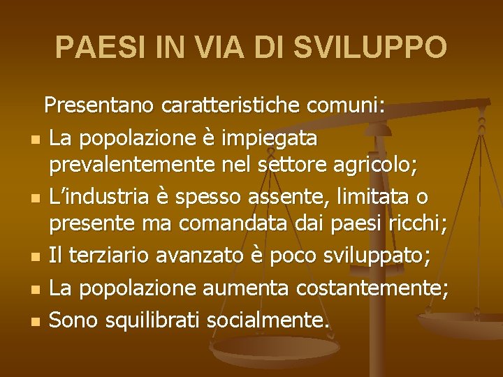 PAESI IN VIA DI SVILUPPO Presentano caratteristiche comuni: n La popolazione è impiegata prevalentemente