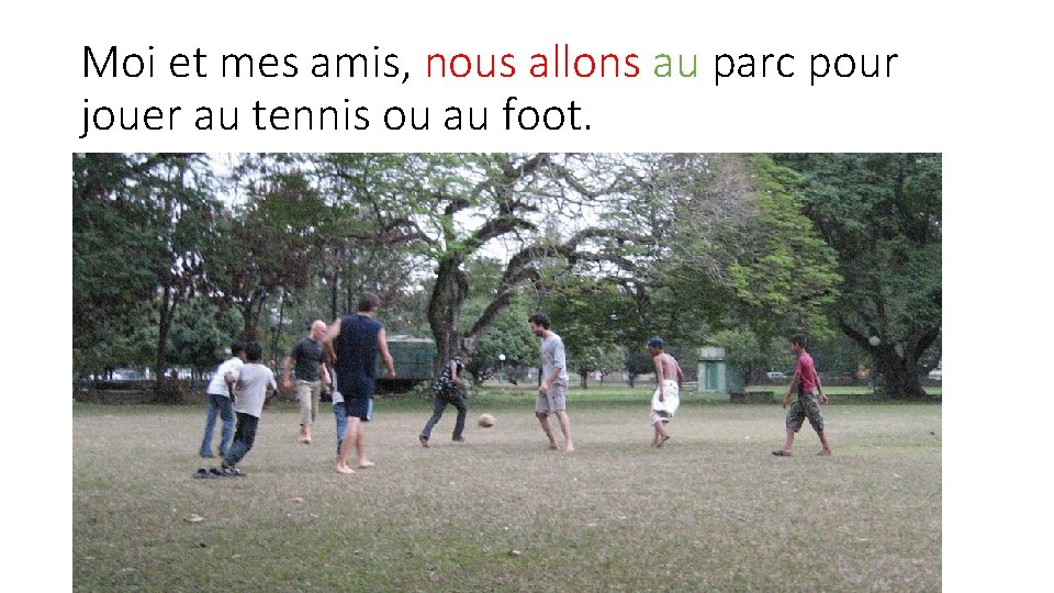 Moi et mes amis, nous allons au parc pour jouer au tennis ou au