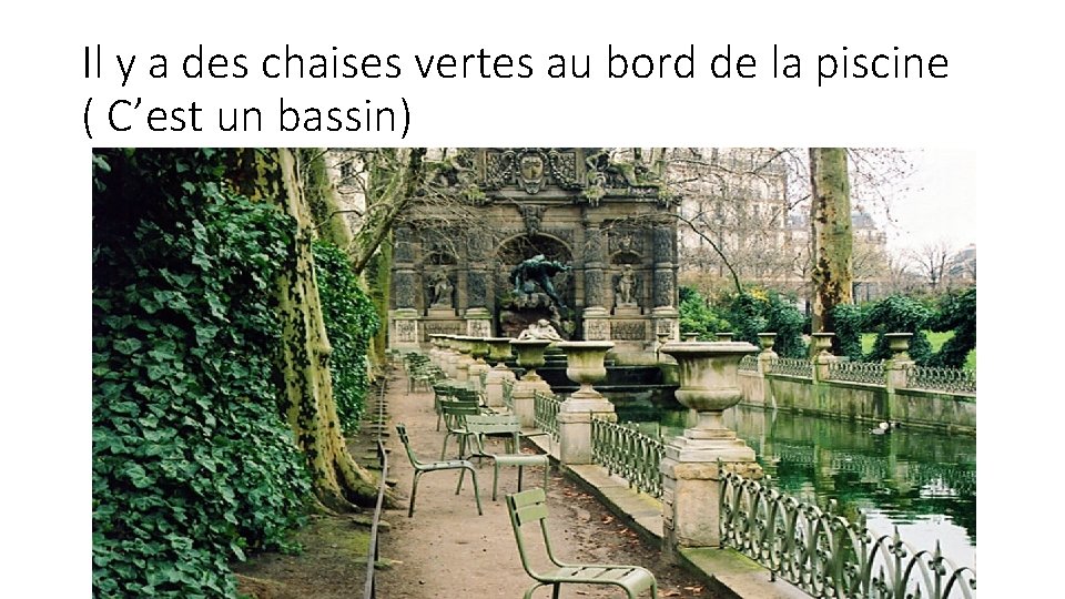 Il y a des chaises vertes au bord de la piscine ( C’est un