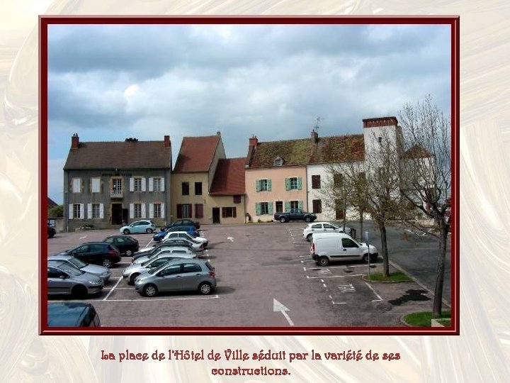 La place de l’Hôtel de Ville séduit par la variété de ses constructions. 